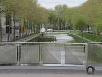 907531 Gezicht over de opnieuw uitgegraven Stadsbuitengracht te Utrecht, vanaf de Monicabrug, richting Paardenveld, met ...